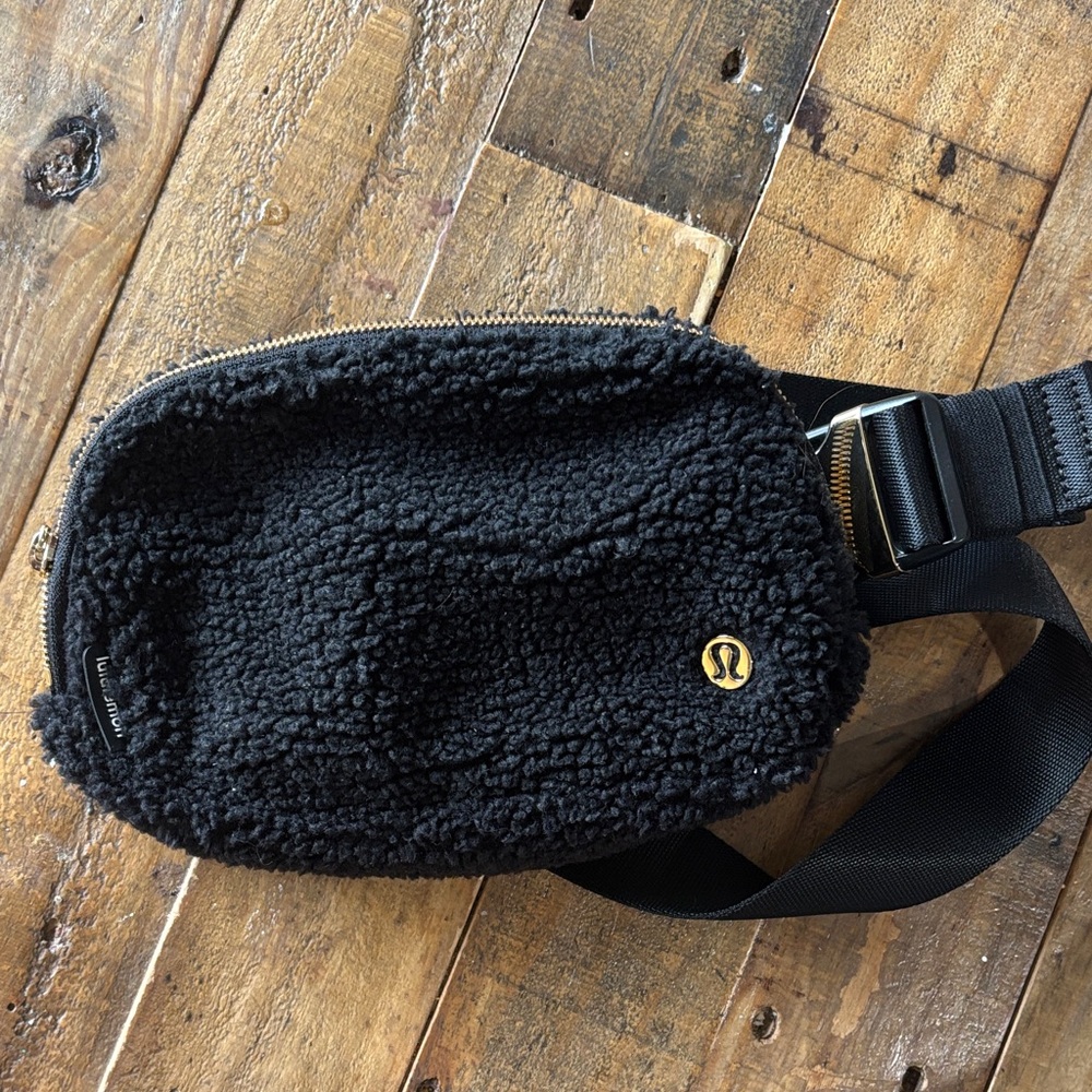 Lululemon Belt Bag Sherpa Black EUC